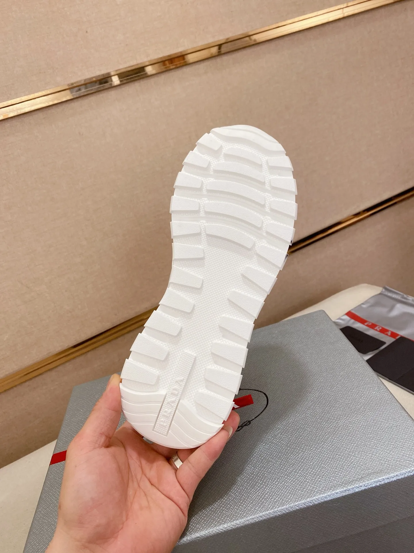 Factory price 540💰 ✔️✔️✔️High version High-quality new PRADA counters are on the market at the same time. The new men's shoes and 😘fabrics are selected from imported first-layer cowhide and are made by pure handcrafts. Lining: Full cowhide lining. 👍🏿 High-end ☄️ air-cushion molded anti-slip rubber outsole, exquisite lines, simple and elegant, comfortable and high-end for leisure travel. Code number: 38 to 44